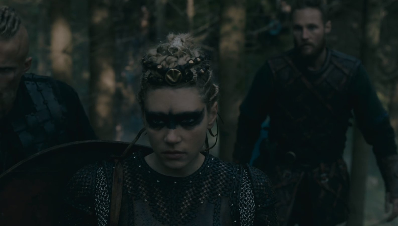 Most prominently, Lagertha wears a black mask over her eyes. 