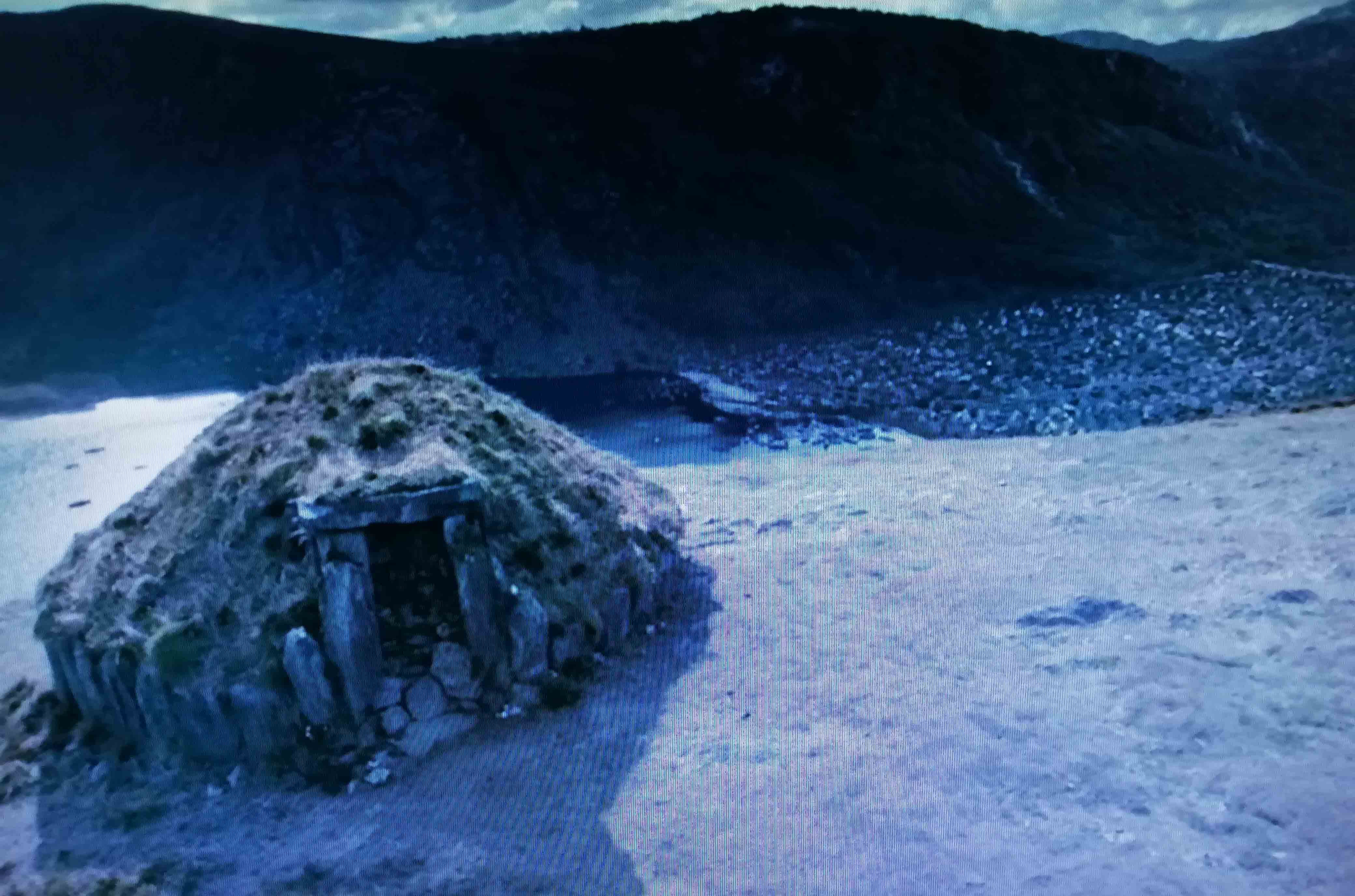 SPOILERS] The unassuming burial mound of Björn Ironside - badass